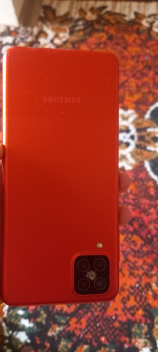 Samsung A12 rangi qizil