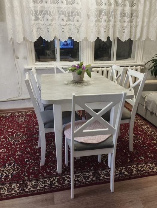 Кухонный стол со стульями