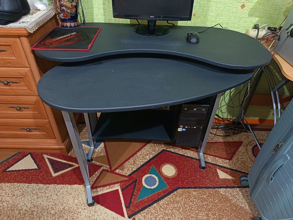 Столы компьютерные б/у