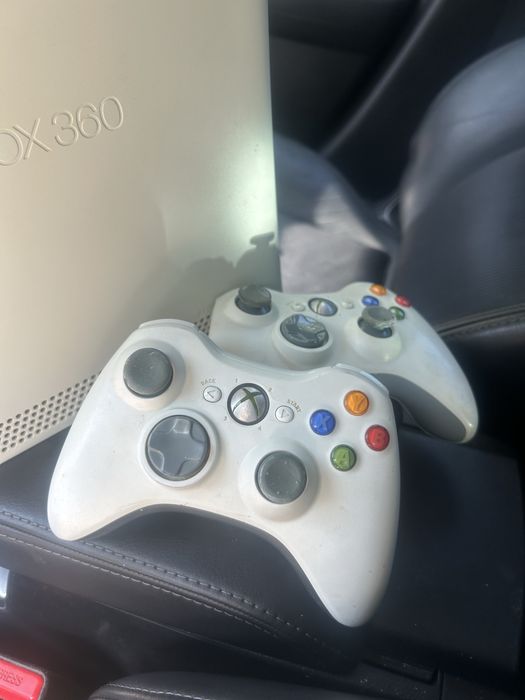 Vand xbox 360 cu doua manete si inca o maneta de la aqirys.  Vine cu nfs the run