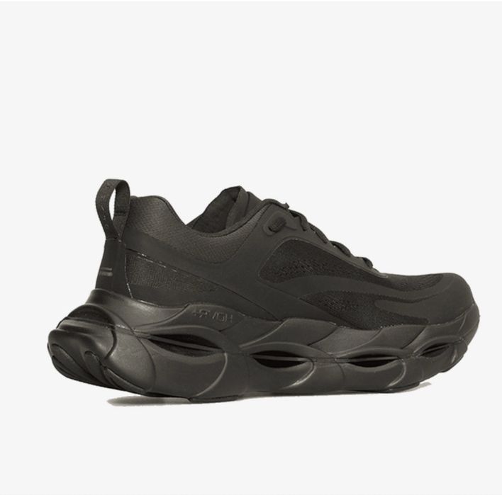Under armour  hallo racer marimea 45,5 nu sunt purtati
