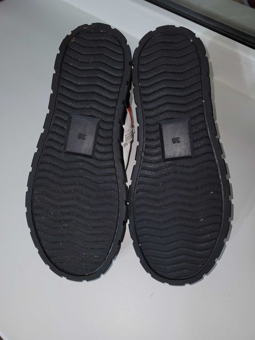 Срочно Продам кроссовки кожаные