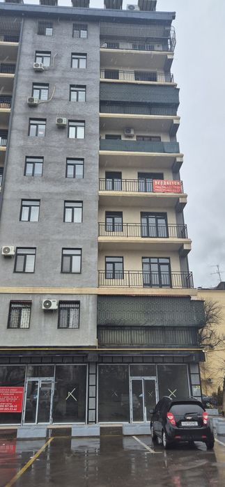 Karopka xolatidagi 2 xonali uy sotiladi. 3 xona qisa boladi.
