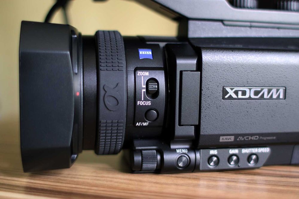 Профессиональная видеокамера Sony PXW-X70