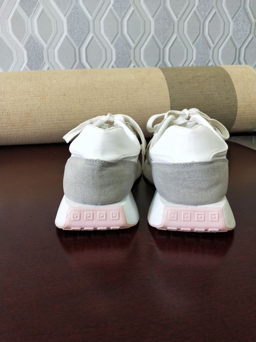 Модные  женские кроссовки