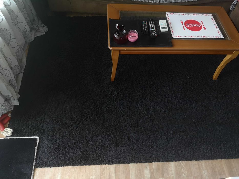 Черен килим за дома