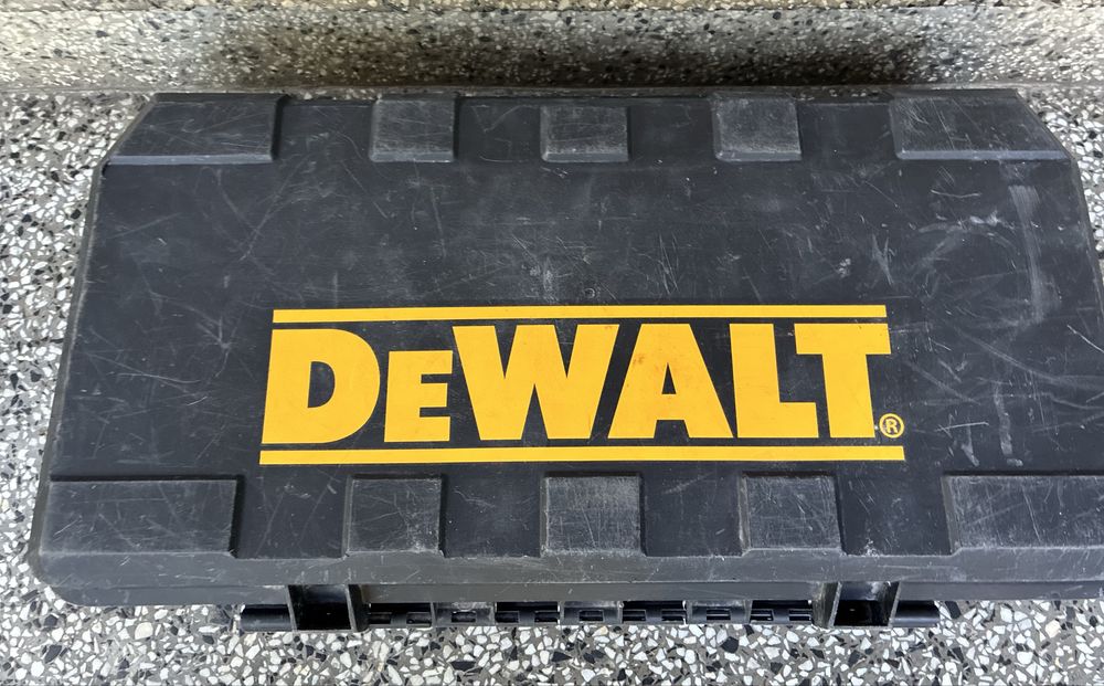 Саблен трион Dewalt DWE 305