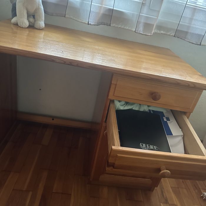 Продавам бюро естествено дърво