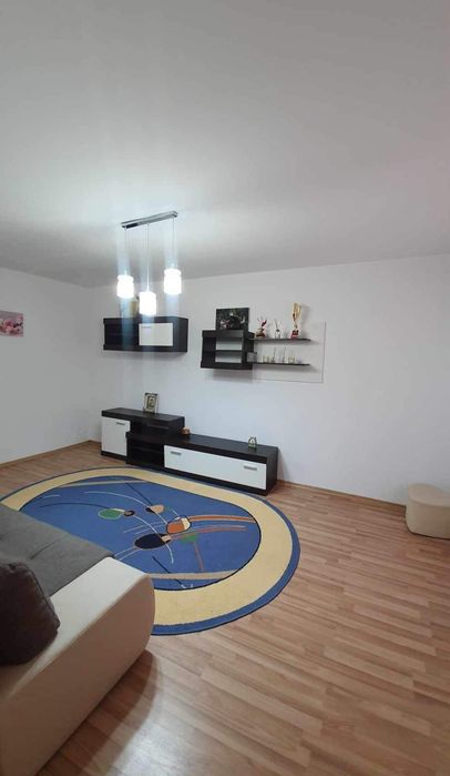 Ofer spre închiriere apartament cu 2 camere în Comănești strada Garlei