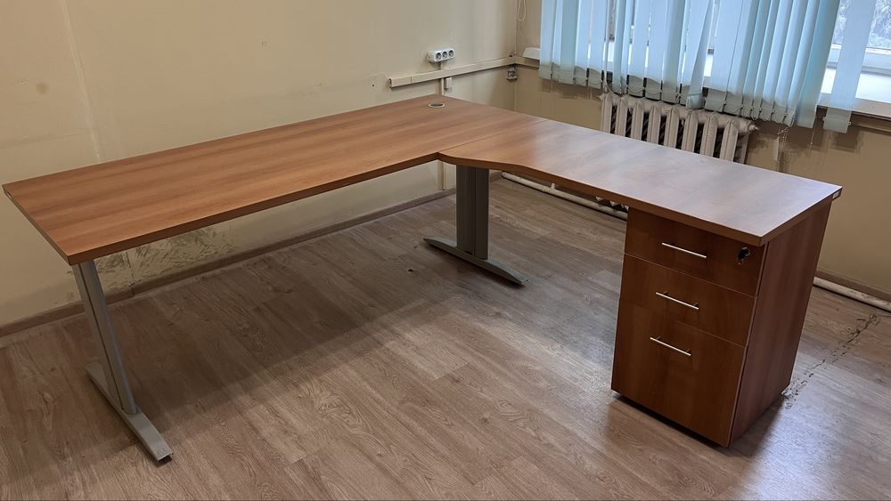 Продам стол офисный