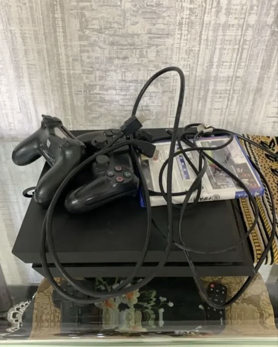 PS4 в хорошем состоянии