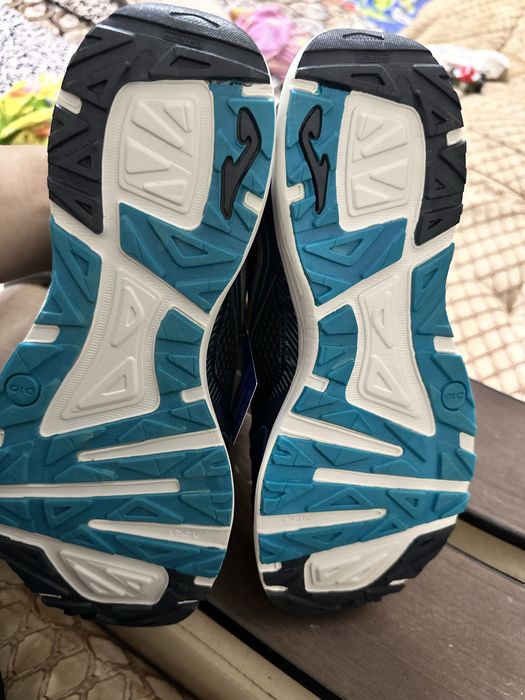 Продаю новые кроссы Joma