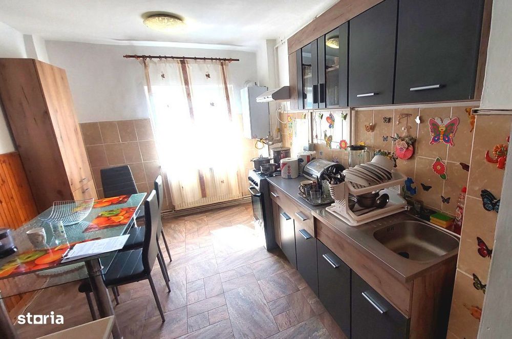 Apartament 4 camere decomandat Cetate 2 bai 90 mp cu balcon pivnita si