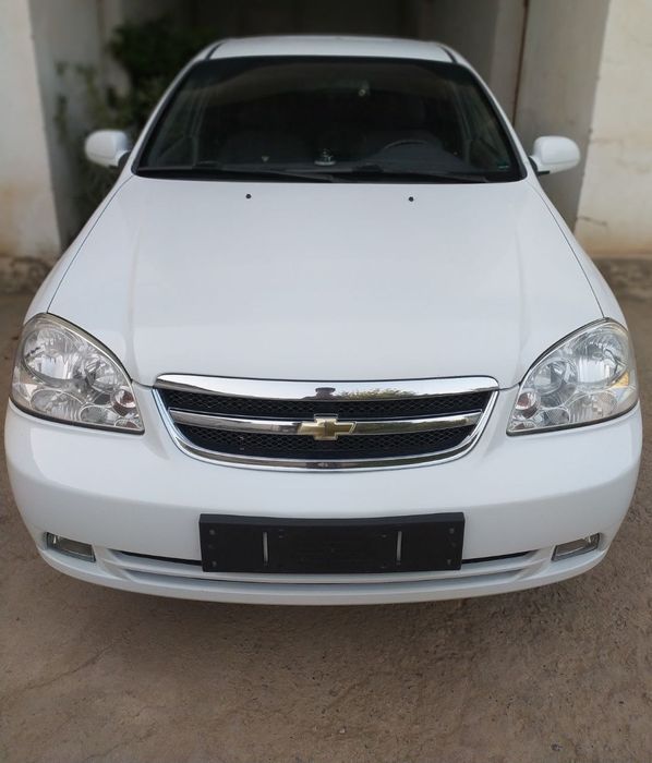 Lasetti 1.8 sotiladi