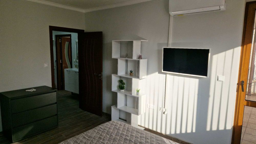 Дава се под наем Тристаен апартамент в Бургас, Център - 100 кв.м за 765 € - Снимка #11