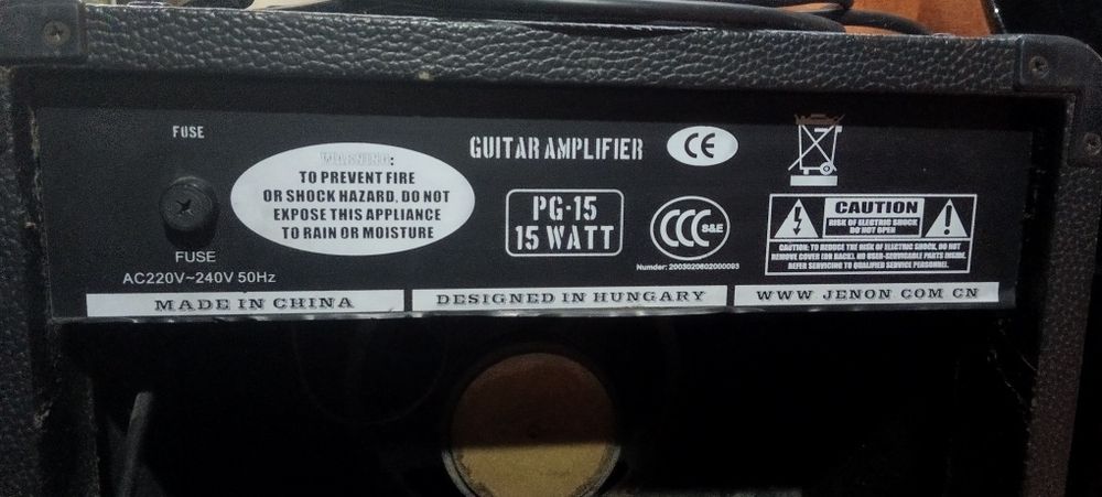 Электрогитара с комбоусилителем