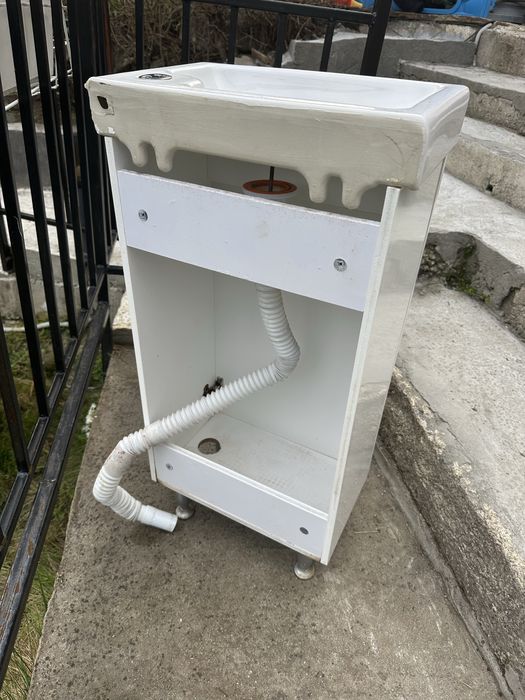 шкаф за баня с малка мивка