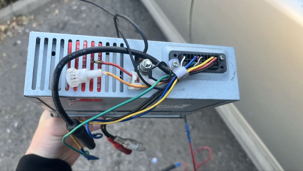 Продаю магнитолу на машину