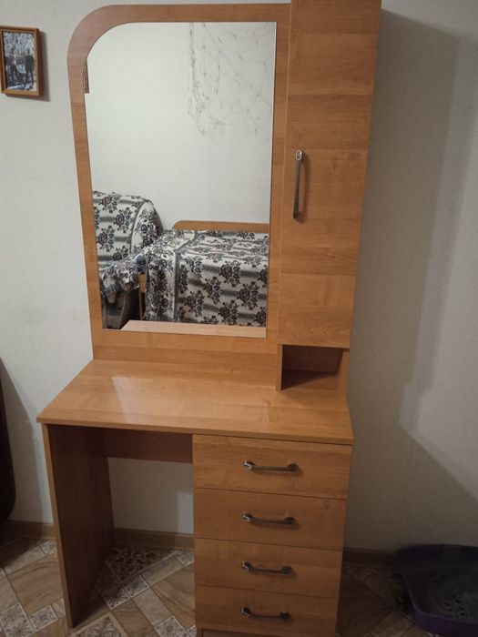 Продам туалетный столик