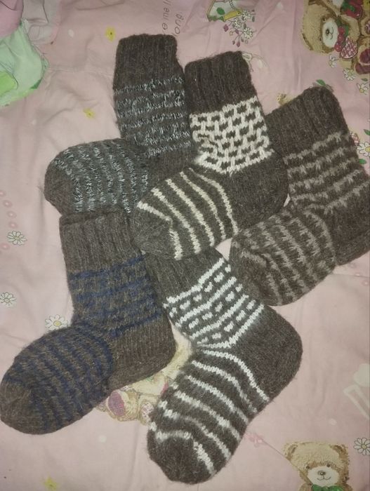 Продаются вязаные носки и следки.