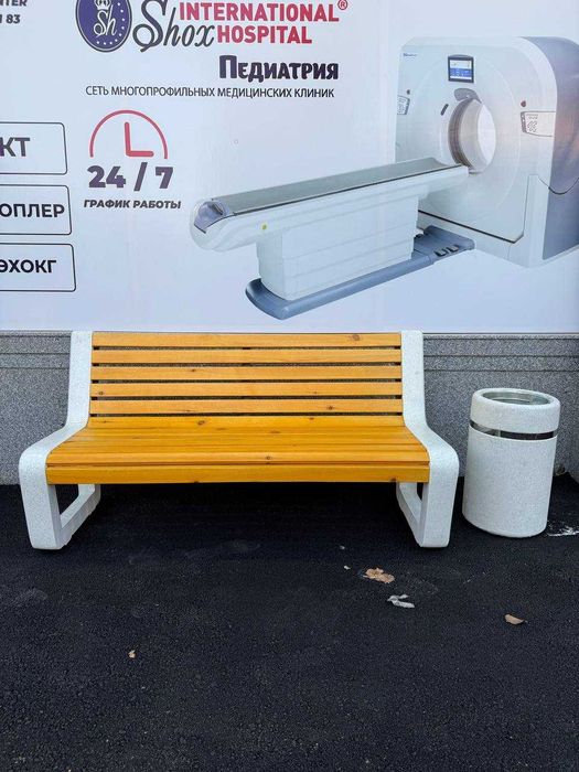 Скамейка из композитного мрамора. Выглядит элегантно