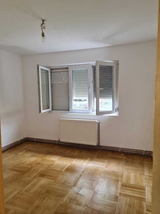 Vand apartament 3 camere , Boul Rosu, complet zugravit Feb. 2026 !