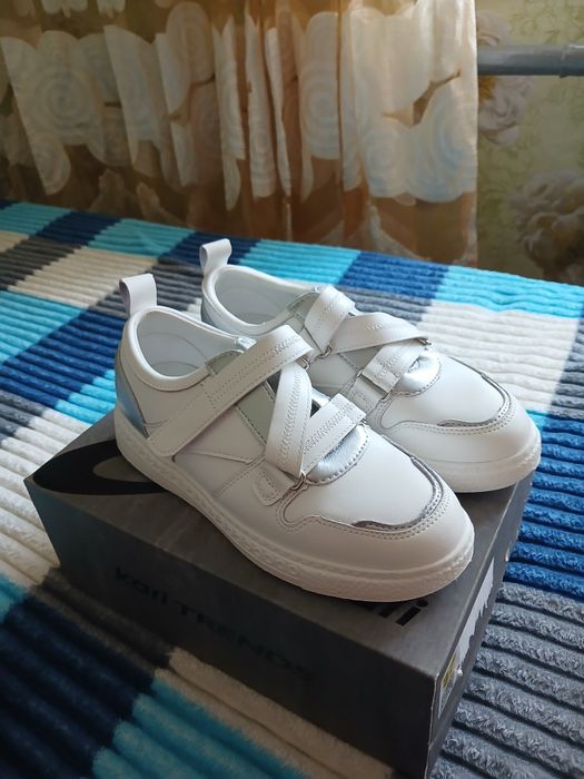 Продам кроссовки женские новые