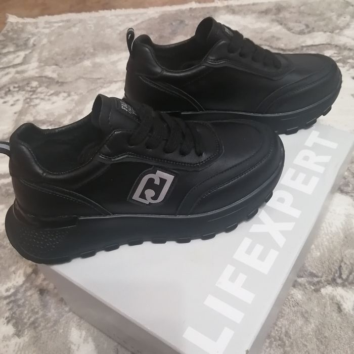 Продам новые кроссовки Lifexpert