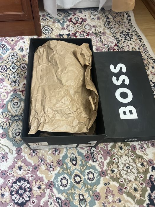 Продам кроссовки BOSS оригинал - размер 39  Оригинал 100%