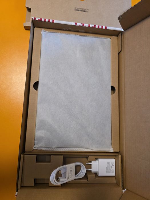 Samsung Book4, 15.6" Core i3, 8GB RAM 256GB SSD  open box factura