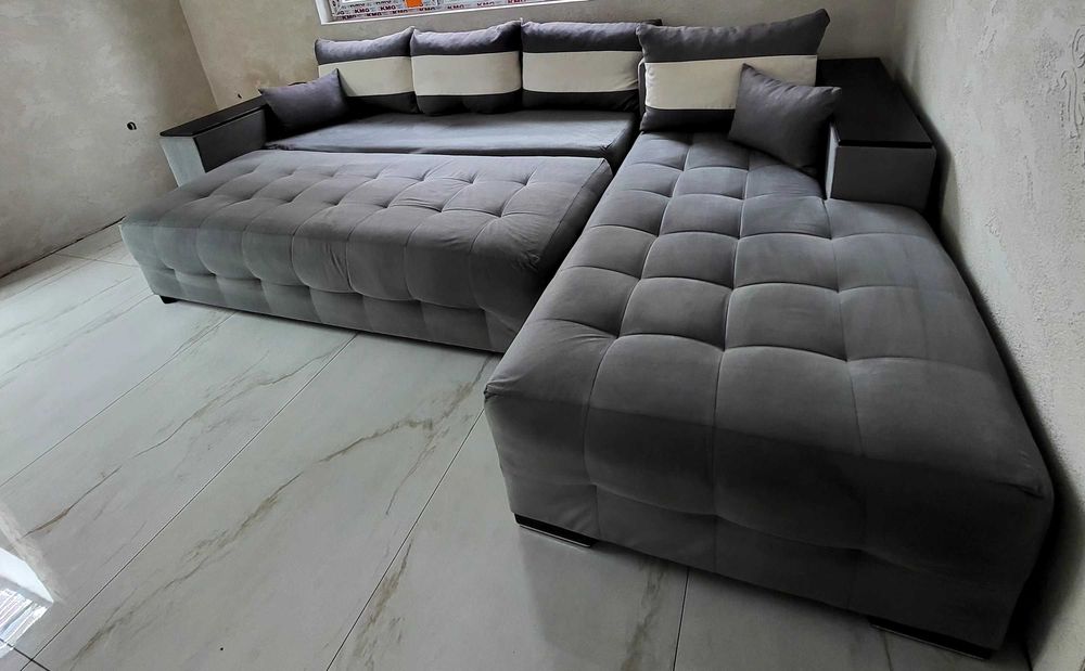 Модерен разтегателен ъглов диван  и помощни плотове  !