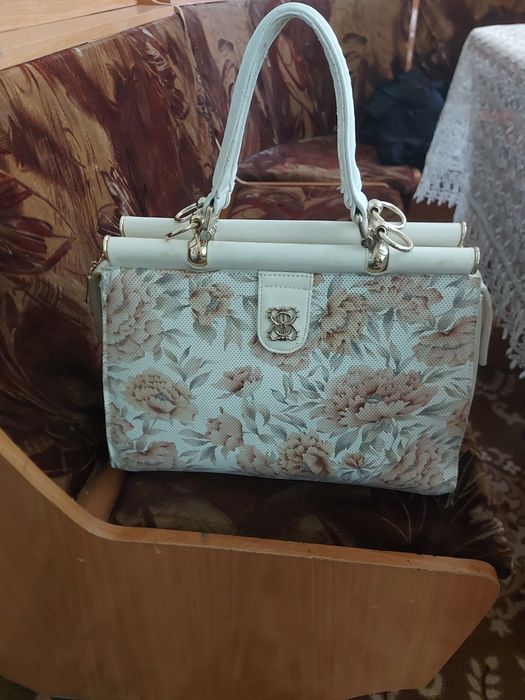 Продается нарядная сумка.