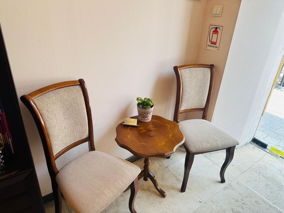 Set Elegant Mobilier Clasic – 2 Scaune Tapițate și Măsuță Cafea Lemn Masiv Mobexpert