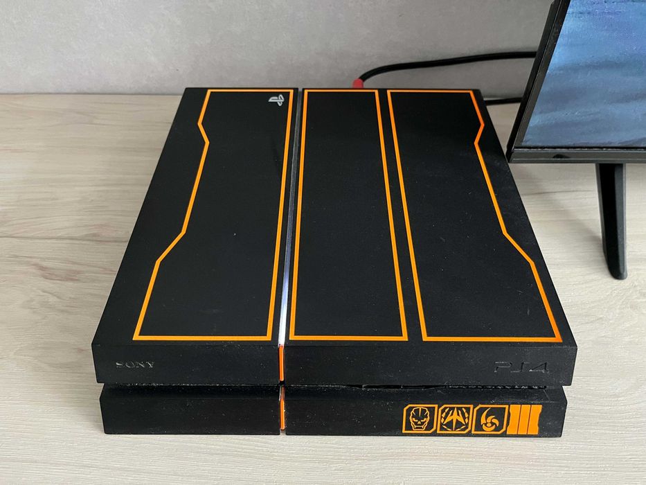 Продам игровую приставку Playstation 4