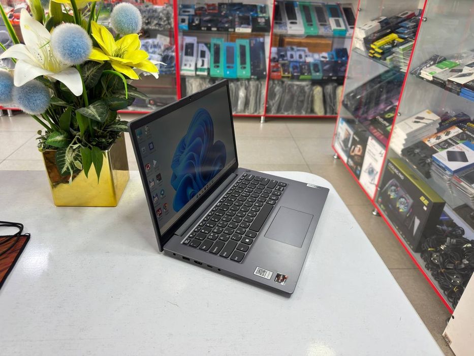 Lenovo ryzen 5-7520U 14 FHD IPS ddr5 8/256 SSD Holati ideal