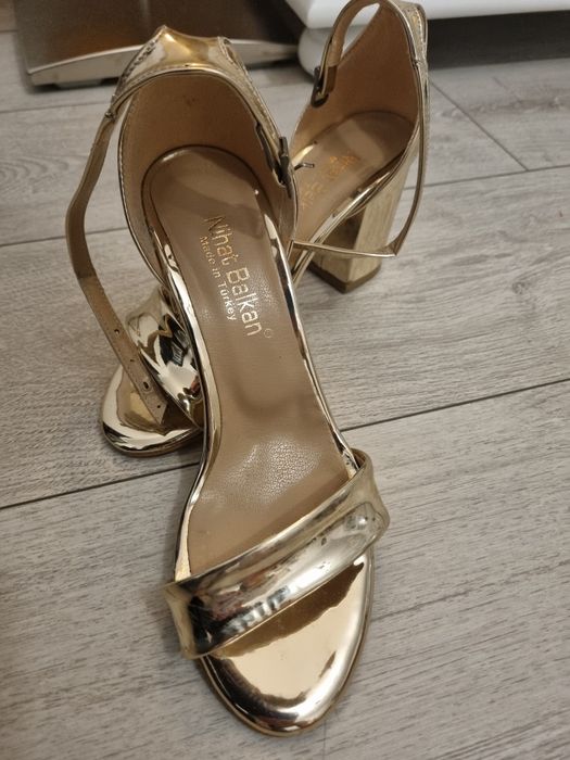 Sandale aurii cu toc