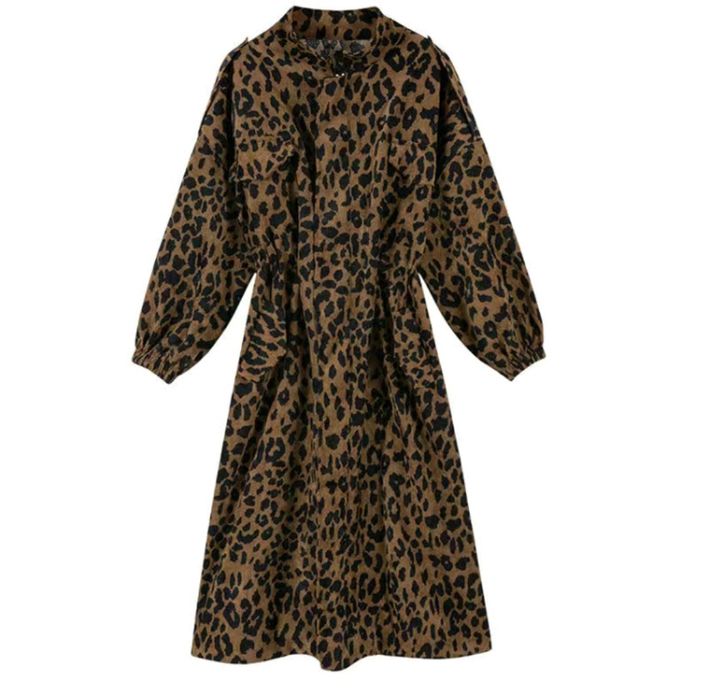 Женская ветровка с леопардовым принтом.