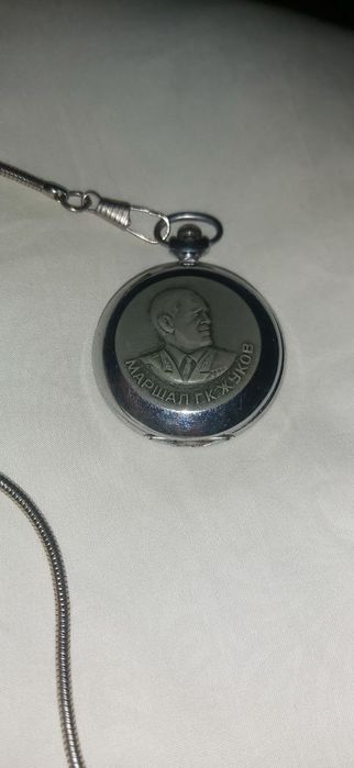 Карманные часы на ходу.