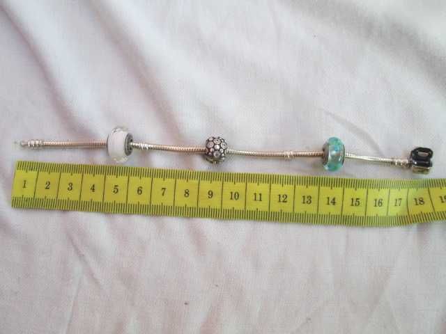 PANDORA оригинална сребърна гривна с 4 броя талисмани в кутийка.