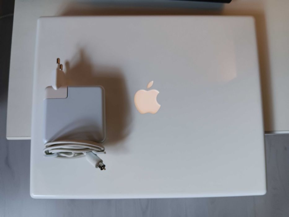 Лаптоп Apple Епъл