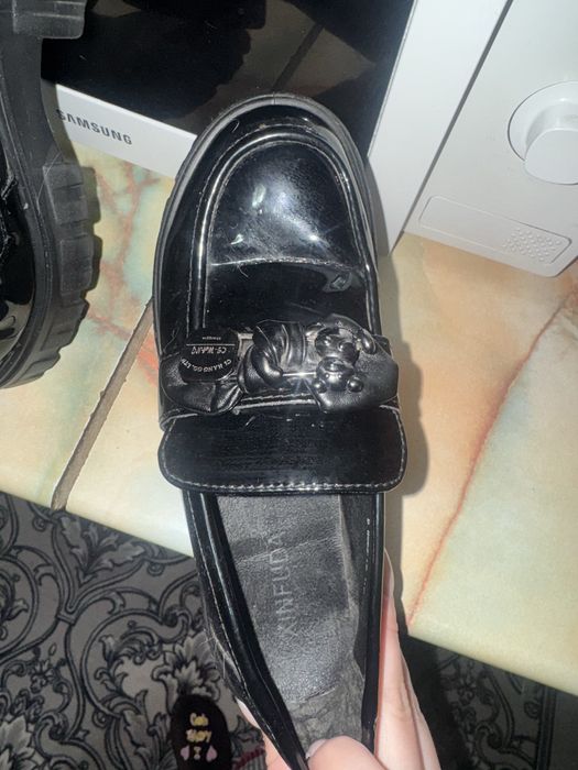 продаю 2обуви лофер и кроссовки