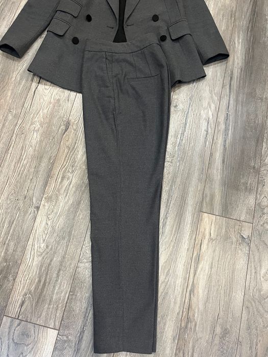 Дамски сив костюм