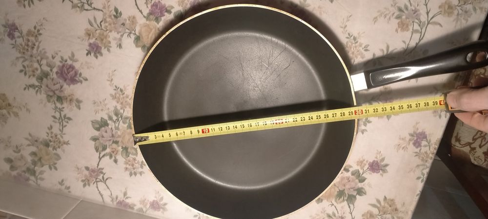 Продаётся большая сковорода Tefal.