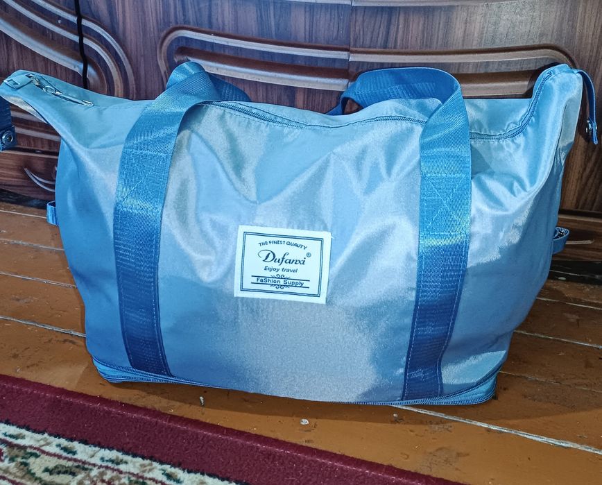 Сумкалар новый, базарда 200-180мың сум. Бизде 100мың сум