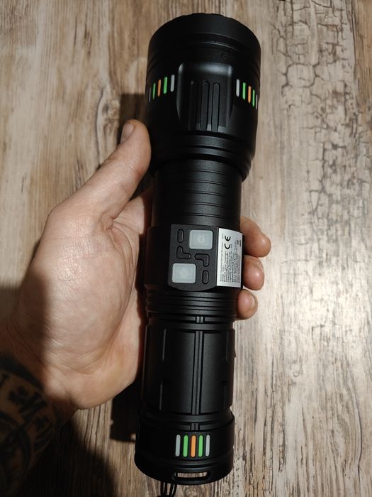 Дълекобоен, мощен, LED фенер,метален, тип лазерен!