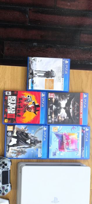 PS4 Slim 500GB бял с 2 джойстика и 5 игри

PlayStation 4 Slim 500GB +