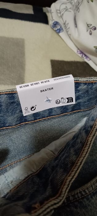 Vând blugi Cargo skater fit cu efect prespălat