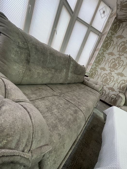 Срочно продается диван с двумя креслами совсем новый