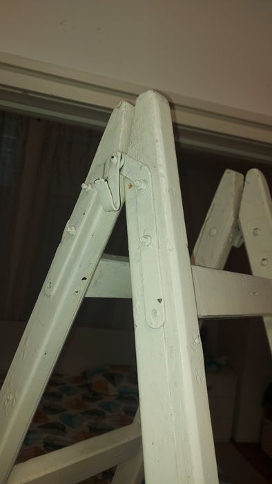 Дървена стълба с метален обков