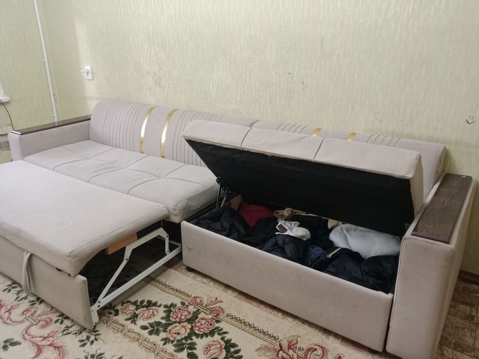 Прихожка диван стол стуля